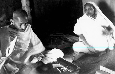 Foto de Kasturba Gandhi y Mahatma Gandhi en la cabaña Mahatma Gandhis en el Ashram Sevagram, 1939 - Imagen libre de derechos
