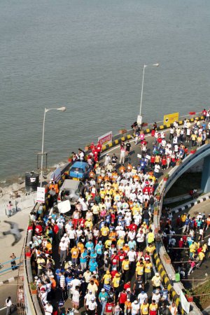 Foto de Participantes corriendo en el Charni Road Flyover en el Queens Necklace en Nariman Point; Mumbai maratón evento organizado en Bombay ahora Mumbai; Maharashtra; India - Imagen libre de derechos