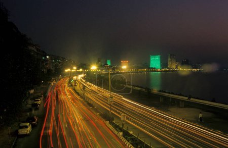 Téléchargez les photos : Vue de la nuit de Marine Drive ; Bombay Mumbai ; Maharashtra ; Inde - en image libre de droit