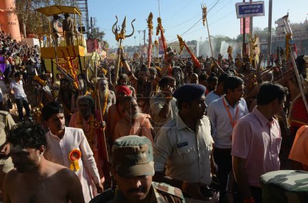 Téléchargez les photos : Personnes marchant près de shipra river, kumbh mela, Ujjain, Madhya pradesh, Inde, Asie - en image libre de droit