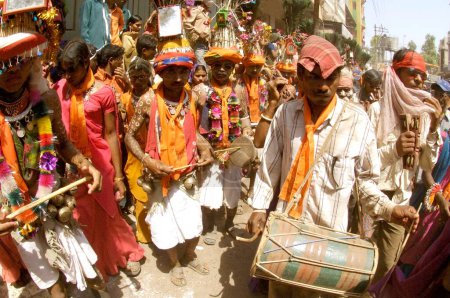 Téléchargez les photos : Danse du festival sacré, quartier Vadodara, Gujarat, Inde - en image libre de droit