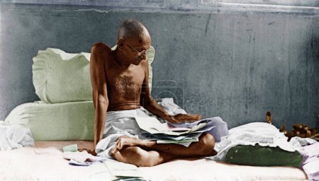 Foto de Mahatma Gandhi leyendo en Mani Bhavan, Bombay, Maharashtra, India, Asia, 1929 - Imagen libre de derechos