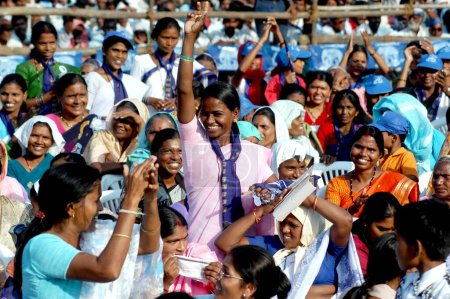 Téléchargez les photos : Femmes partisans du BSP chantant et dansant sur les airs de chansons lors d'un rassemblement du président du parti Mayawati lors de la campagne électorale pour l'élection de 2004 de Lok Sabha à Nagpur, Maharashtra, Inde - en image libre de droit