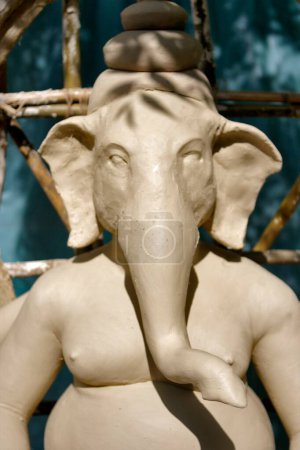 Foto de Escultura incompleta del señor Ganesha hecha de arcilla para la celebración de Durga Pooja; Rajkot; Gujarat; India - Imagen libre de derechos