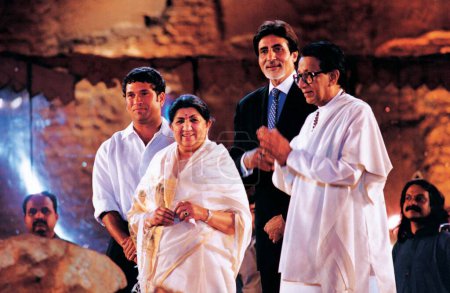 Téléchargez les photos : Le cricket indien d'Asie du Sud Sachin Tendulkar, la chanteuse Lata Mangeshkar, l'acteur Amitabh Bachchan et l'homme politique Bal Thackeray à une cérémonie, Bombay Mumbai - en image libre de droit