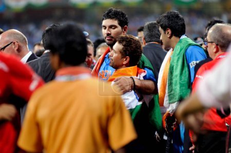 Téléchargez les photos : Le batteur indien Sachin Tendulkar et tout le monde Yuvraj Sing portent le tricolore sur leur épaule lors de la cérémonie de présentation après que l'Inde a vaincu le Sri Lanka lors de la finale de la Coupe du monde de cricket 2011 de l'ICC jouée au stade Wankhede à Mumbai en Inde sur Ap - en image libre de droit