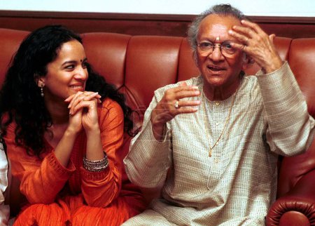 Foto de Sitar Maestro Ravi Shanker, nacido en India, con su hija Anoushka en Bombay Mumbai, Maharashtra, India - Imagen libre de derechos