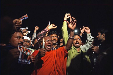Téléchargez les photos : Manifestant près de l'hôtel Taj Mahal après une attaque terroriste par des moudjahidines du deccan à Bombay Mumbai - en image libre de droit