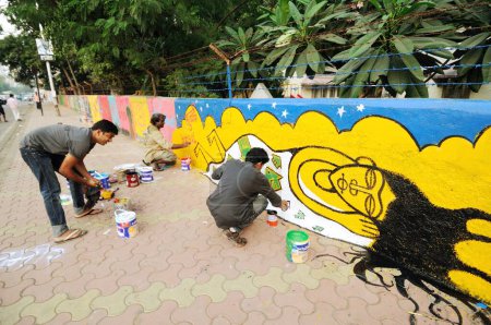 Téléchargez les photos : Murs de graffiti au parapluie inférieur, Bombay, Mumbai, Maharashtra - en image libre de droit