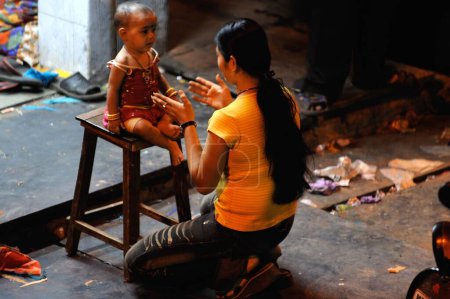 Téléchargez les photos : Prostituée avec enfant à Kamathipura, Bombay Mumbai, Maharashtra, Inde - en image libre de droit