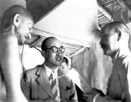 Foto de Mahatma Gandhi con visitantes extranjeros en el Ashram Sevagram, 1940 - Imagen libre de derechos