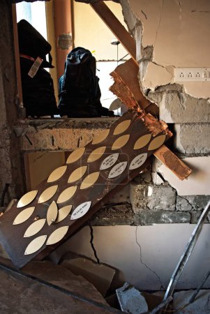Téléchargez les photos : Cracked Walls of nariman house Jewish community centre by deccan moujahedeen terrorists attack in Bombay Mumbai, Maharashtra, India 13 février 2009 - en image libre de droit