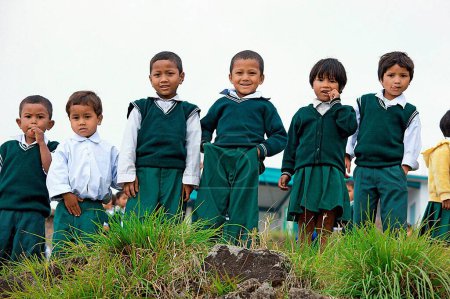 Téléchargez les photos : Écoliers de cherrapunjee, Sohra, Meghalaya, Inde - en image libre de droit