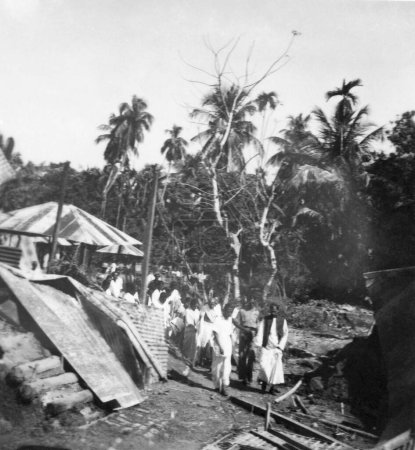 Téléchargez les photos : Mahatma Gandhi et d'autres visitent un village touché par une émeute au Noakhali East Bengal, novembre 1946, Inde - en image libre de droit