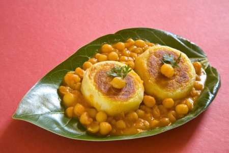Indische Fast Food Chaat Kichererbsen Chhole Ragda und Kartoffelpastete auf grünem Blatt 11-May-2010