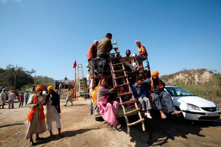 Foto de Personas que viajan sentadas en camión en Punjab, India - Imagen libre de derechos