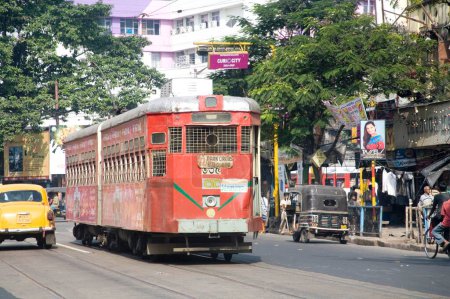 Téléchargez les photos : Tramway rouge ancienne façon de service de navette, Calcutta maintenant Kolkata, Bengale occidental, Inde - en image libre de droit