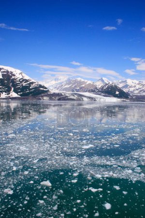 Eisberge mit Hubbard-Gletscher und Saint Elias-Berg; Der längste Gezeitenwassergletscher in Alaska; Saint Elias Nationalpark; Disenchantment Bay; Alaska; USA Vereinigte Staaten von Amerika