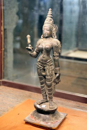 Téléchargez les photos : Statue en bronze de la dynastie des déesses chola dans le temple meenakshi madurai tamilnadu Inde Asie - en image libre de droit