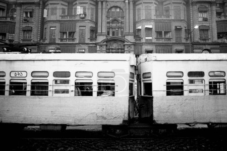 Téléchargez les photos : Tram électrique à Chowringhee Calcutta Kolkata Bengale occidental Inde Asie 1989 - en image libre de droit