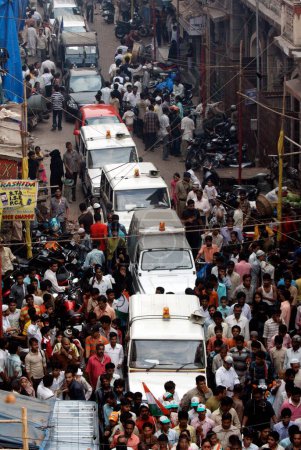 Foto de Vehículos policiales con vehículo privado atascado en el atasco de tráfico durante la campaña electoral en Bombay Mumbai, Maharashtra, India - Imagen libre de derechos