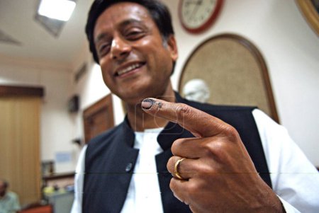 Foto de Shashi Tharoor mostrando la marca de votación Ministro de Estado para Asuntos Exteriores de la India 22-abril-2009 - Imagen libre de derechos