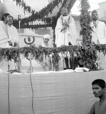 Téléchargez les photos : Mahatma Gandhi lors de la cérémonie d'ouverture du Kamla Nehru Memorial Hospital à Allahabad, 28 février 1941, Inde - en image libre de droit