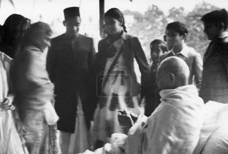 Foto de Mahatma Gandhi hablando con miembros de la familia Birla en Khadi Pratishthan, Sodepur, 24 Parganas, Calcuta, 1946 - Imagen libre de derechos