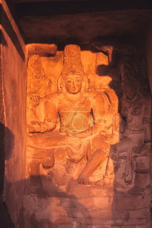 Dios y las diosas del panteón hindú en el templo kailasanathar, Kanchipuram, Tamil Nadu, India