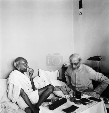 Foto de Mahatma Gandhi discutiendo las propuestas del virrey británico Lord Wavell con Abdul Kalam Maulana Azad en Birla House, Mumbai, junio 1945 - Imagen libre de derechos