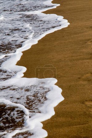 Téléchargez les photos : Eau de mer roulant Miramar plage Goa Maharashtra Inde Asie Mars 2011 - en image libre de droit