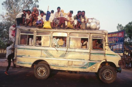 Téléchargez les photos : Personnes voyageant en bus, gaya, bihar, Inde - en image libre de droit