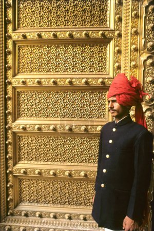Téléchargez les photos : Portier à laiton plaqué énorme porte du palais royal, Jaipur, Rajasthan, Inde - en image libre de droit