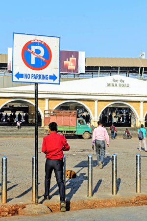 Téléchargez les photos : Entrée de la gare de Mira Road, Mumbai, Maharashtra, Inde, Asie - en image libre de droit