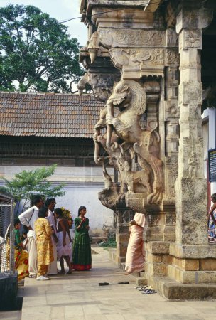 Téléchargez les photos : Statues magnifiquement travaillées au temple Sri Padmanabhaswami, Trivandrum, Kerala, Inde - en image libre de droit