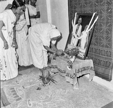 Foto de Antigua imagen en blanco y negro de la década de 1900 del pueblo indio que se reunió después del asesinato de Mahatma Gandhi India 1948 - Imagen libre de derechos