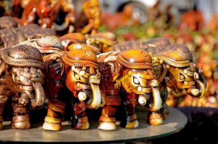 Foto de Elefante de arcilla, Decoración de arcilla tradicional artesanal, cerámica colorida decorativa, juguete de decoración de arcilla tradicional artesanal en el mercado indio - Imagen libre de derechos