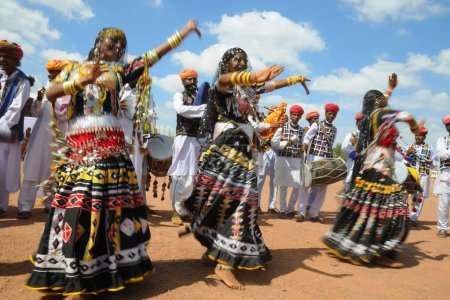 Téléchargez les photos : Kalbeliya danseurs folkloriques dansant au festival marwar, Jodhpur, Rajasthan, Inde - en image libre de droit