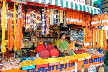 Téléchargez les photos : Magasin vendant des objets poja devant le temple Kapaleswarar à Mylapore, Chennai, Tamil Nadu, Inde - en image libre de droit