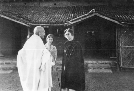Téléchargez les photos : Mahatma Gandhi s'entretenant avec deux femmes étrangères à l'Ashram de Sevagram, 1945, Inde - en image libre de droit
