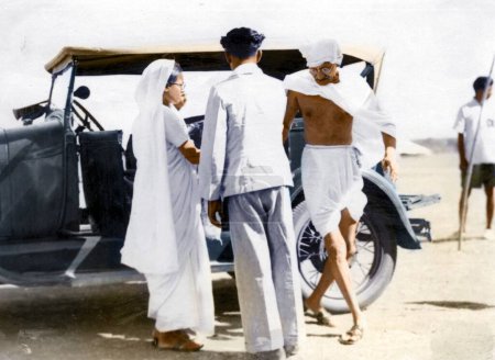 Téléchargez les photos : Mahatma Gandhi arrive à Bajaj Wadi pour assister à la conférence, Wardha, Maharashtra, Inde, Asie, 22 octobre 1937 - en image libre de droit