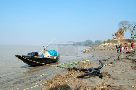 Téléchargez les photos : Ancre et bateau sur la rivière Rupnarayan Panitras Howrah Bengale Occidental Inde Asie - en image libre de droit