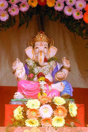 Foto de Idolo ricamente decorado del Señor Ganesh elefante encabezó a Dios; Ganapati festival año 2008 en Pune; Maharashtra; India - Imagen libre de derechos