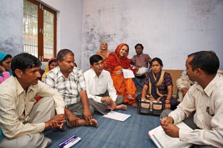 Foto de Mujer sarpanch dirigiendo con confianza panchayat reunión socio, iniciativa económica iniciada por ONG Chinmaya Organización de Desarrollo Rural CORD, Sidhbari, Himachal Pradesh, India - Imagen libre de derechos