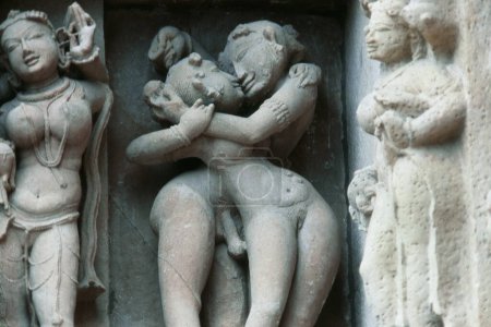 Téléchargez les photos : Gravure sur pierre érotique sur le temple de Lakshmana, Khajuraho, Madhya Pradesh, Inde, Asie - en image libre de droit
