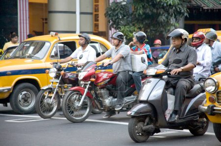 Téléchargez les photos : Street scene, traffic on road, Park street, Calcutta now Kolkata, West Bengal, Inde - en image libre de droit