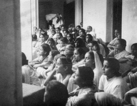 Téléchargez les photos : Femmes regardant une scène, 1944, Inde - en image libre de droit
