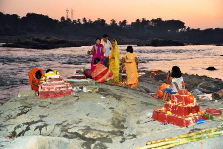 Téléchargez les photos : Femmes priant, Festival Chhas puja, Vapi, Valsad, Gujarat, Inde, Asie - en image libre de droit