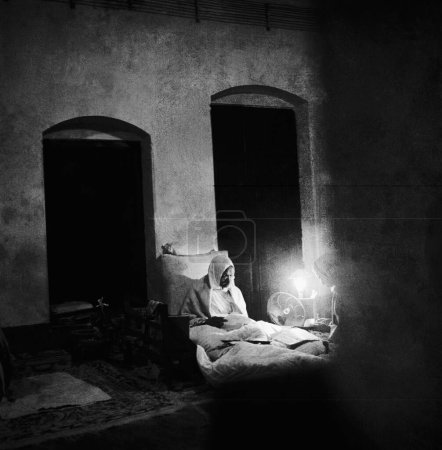 Téléchargez les photos : Mahatma Gandhi lisant une lettre à 4 heures du matin à Khadi Pratishthan, Sodepur, 24 Parganas, Calcutta, 1946, Inde - en image libre de droit
