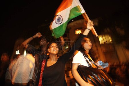Foto de Miles de Mumbaikars participaron en una marcha de protesta masiva en Gateway of India después del ataque terrorista de Deccan Mujahedeen el 26 de noviembre de 2008 en Bombay Mumbai, Maharashtra, India - Imagen libre de derechos